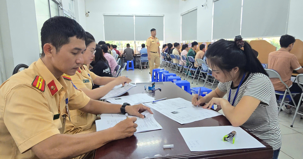 CSGT TPHCM tăng ca đến 21h tối để sát hạch, cấp GPLX cho người dân
