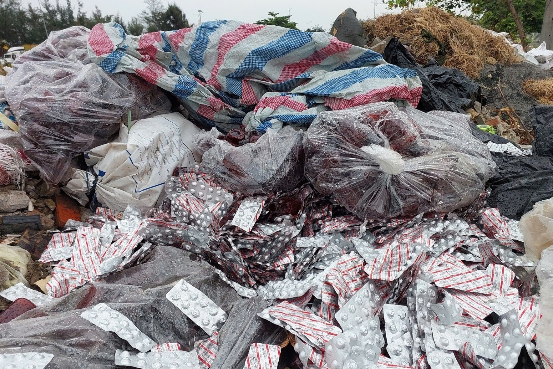 Đà Nẵng phạt công ty vứt hàng trăm vỉ thuốc ngổn ngang bên đường 97 triệu đồng