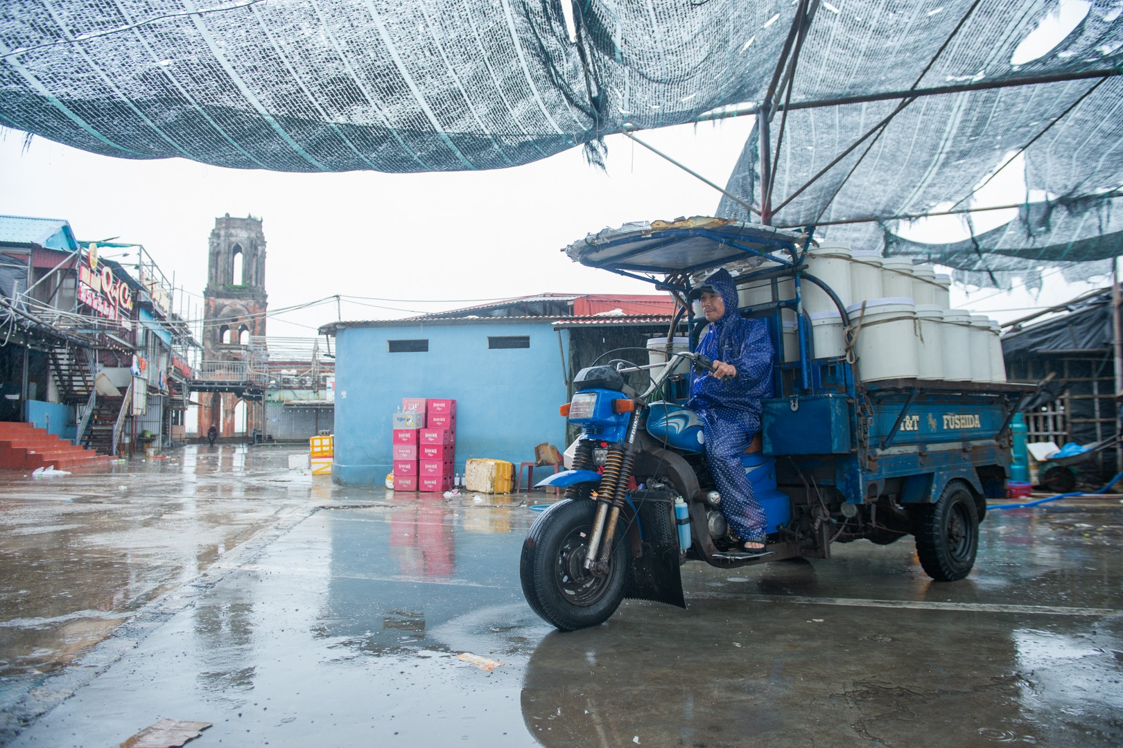 Dân Ninh Bình chở hải sản đi 'lánh nạn' trước giờ bão số 3 Wipha đổ bộ
