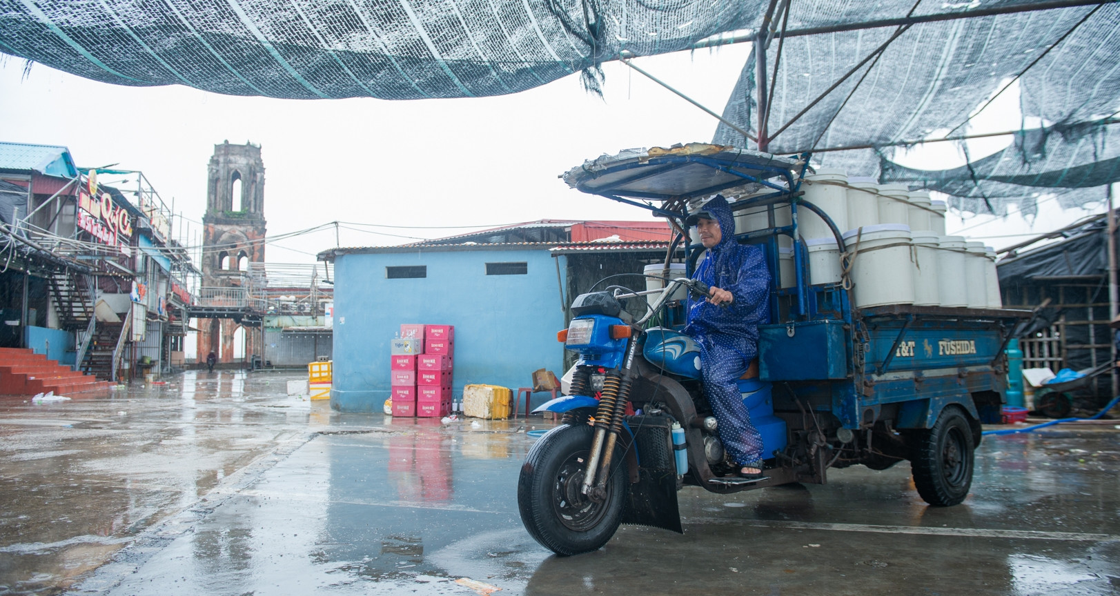Dân Ninh Bình chở hải sản đi &amp;apos;lánh nạn&amp;apos; trước giờ bão số 3 Wipha đổ bộ