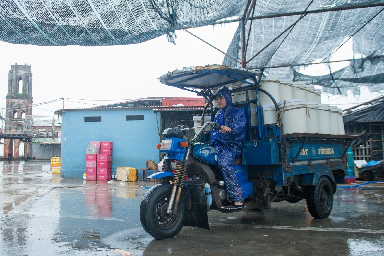 Dân Ninh Bình chở hải sản đi 'lánh nạn' trước giờ bão số 3 Wipha đổ bộ