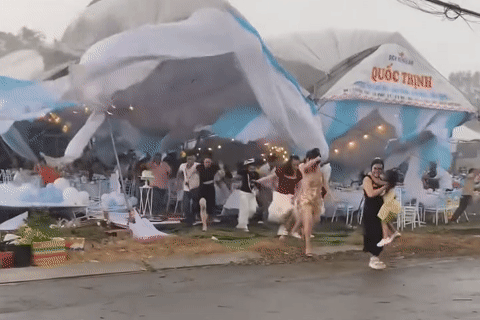 Đi ăn tiệc thôi nôi, khách bỏ chạy tán toạn vì sập rạp do dông lốc ở TPHCM