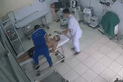 Đu cáng ép tim cứu người đàn ông bất tỉnh trên bãi biển Nha Trang