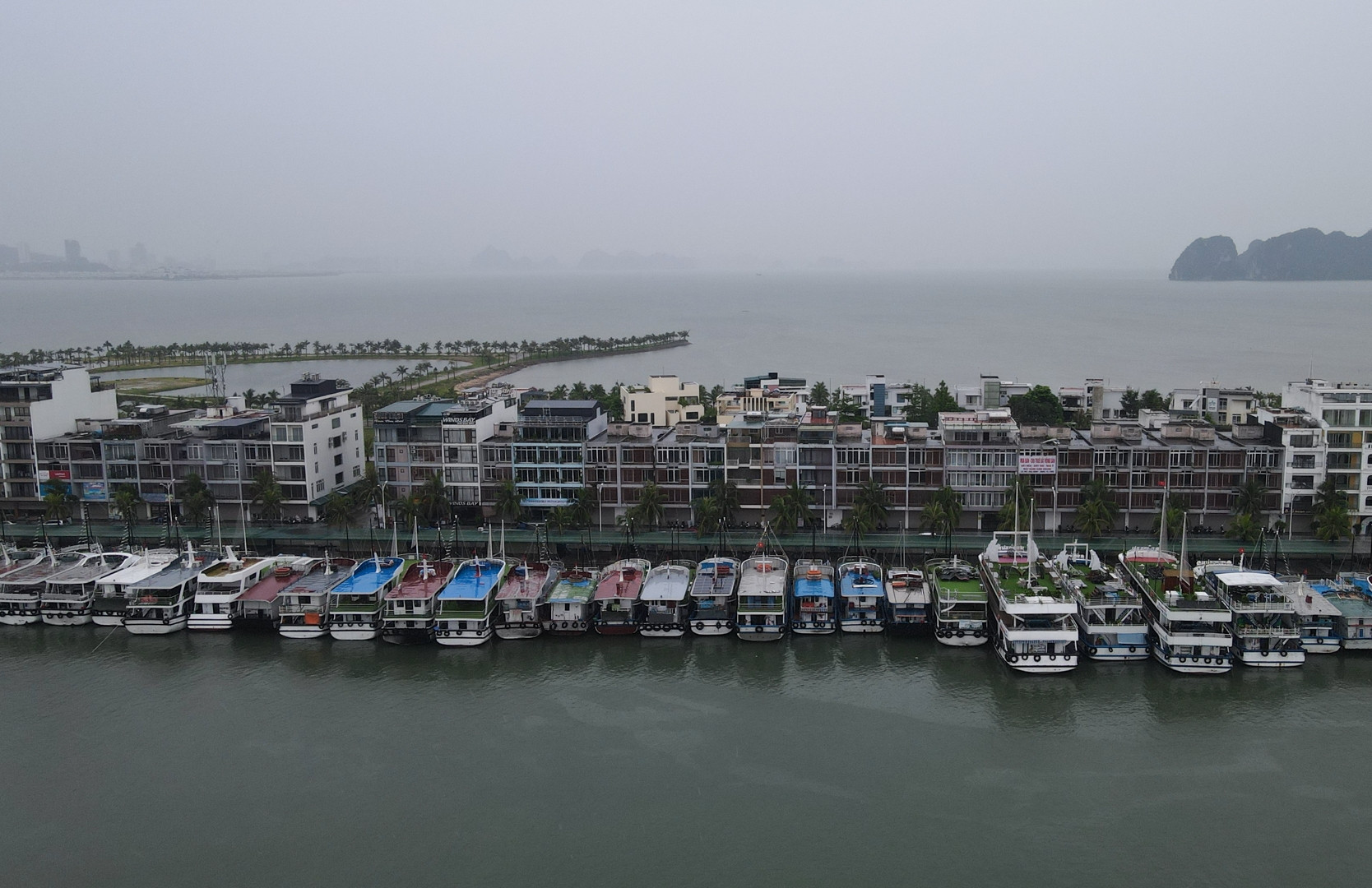 Hàng trăm tàu du lịch nằm 'xếp lớp' sau lệnh cấm ở Hạ Long