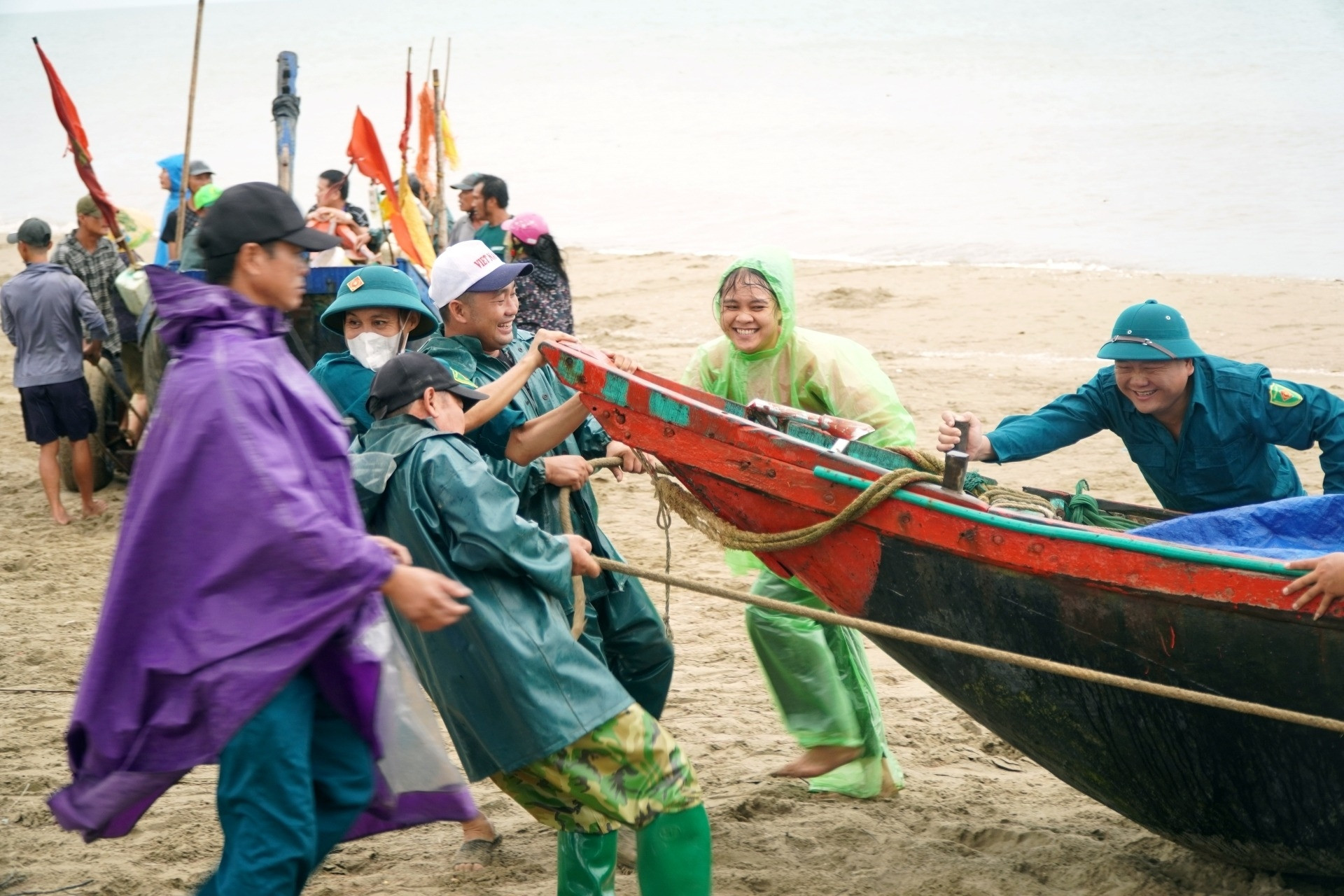 Hình ảnh ngư dân Thanh Hóa hối hả kéo thuyền lên đường nhựa tránh bão số 3