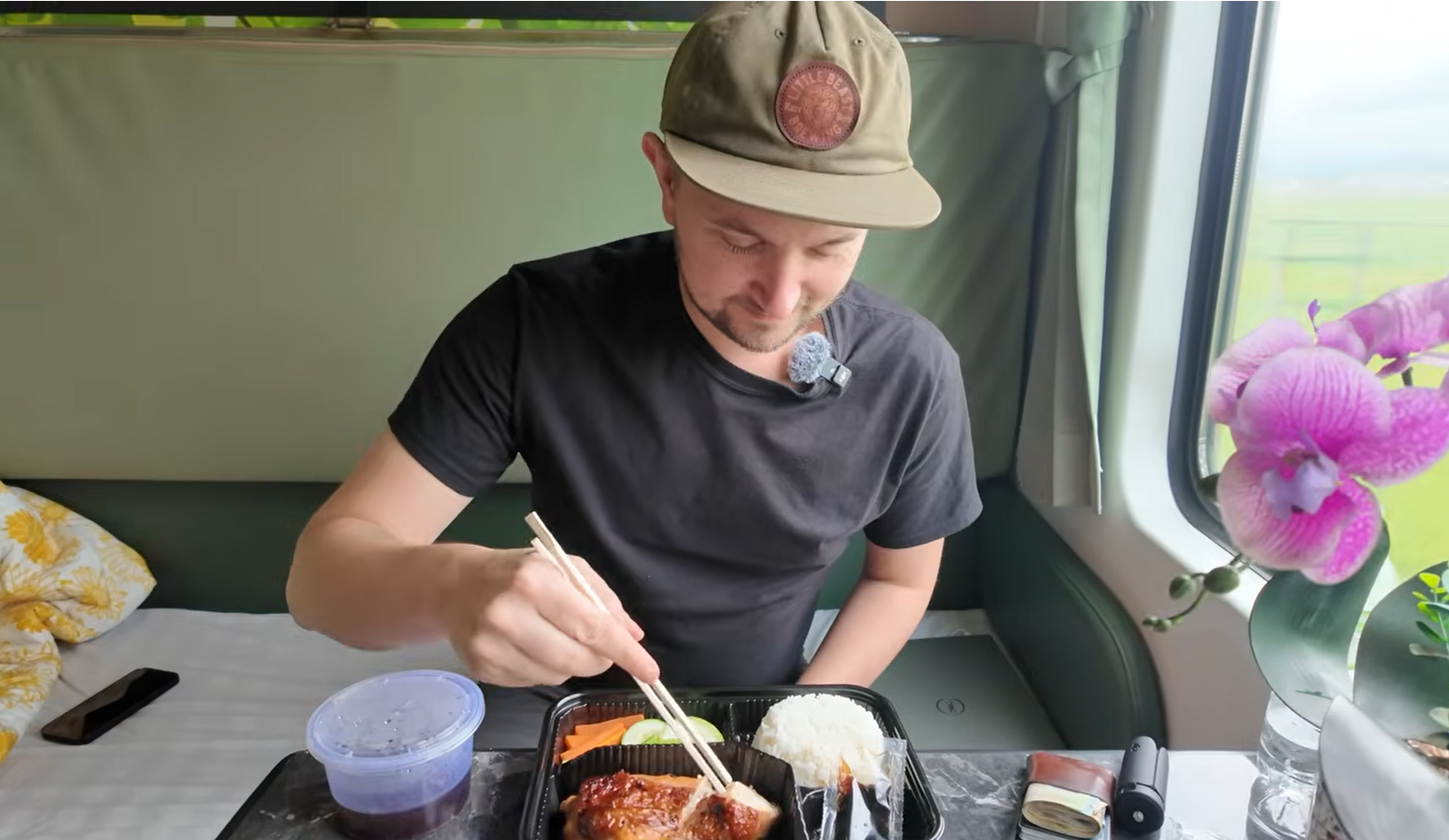 khach tay di tau hoa 7.png