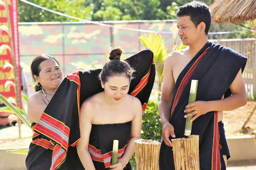 Lễ cưới người Ve ở Đà Nẵng: Nhà gái tặng quà nhà trai, làm 4 năm mới hoàn thành