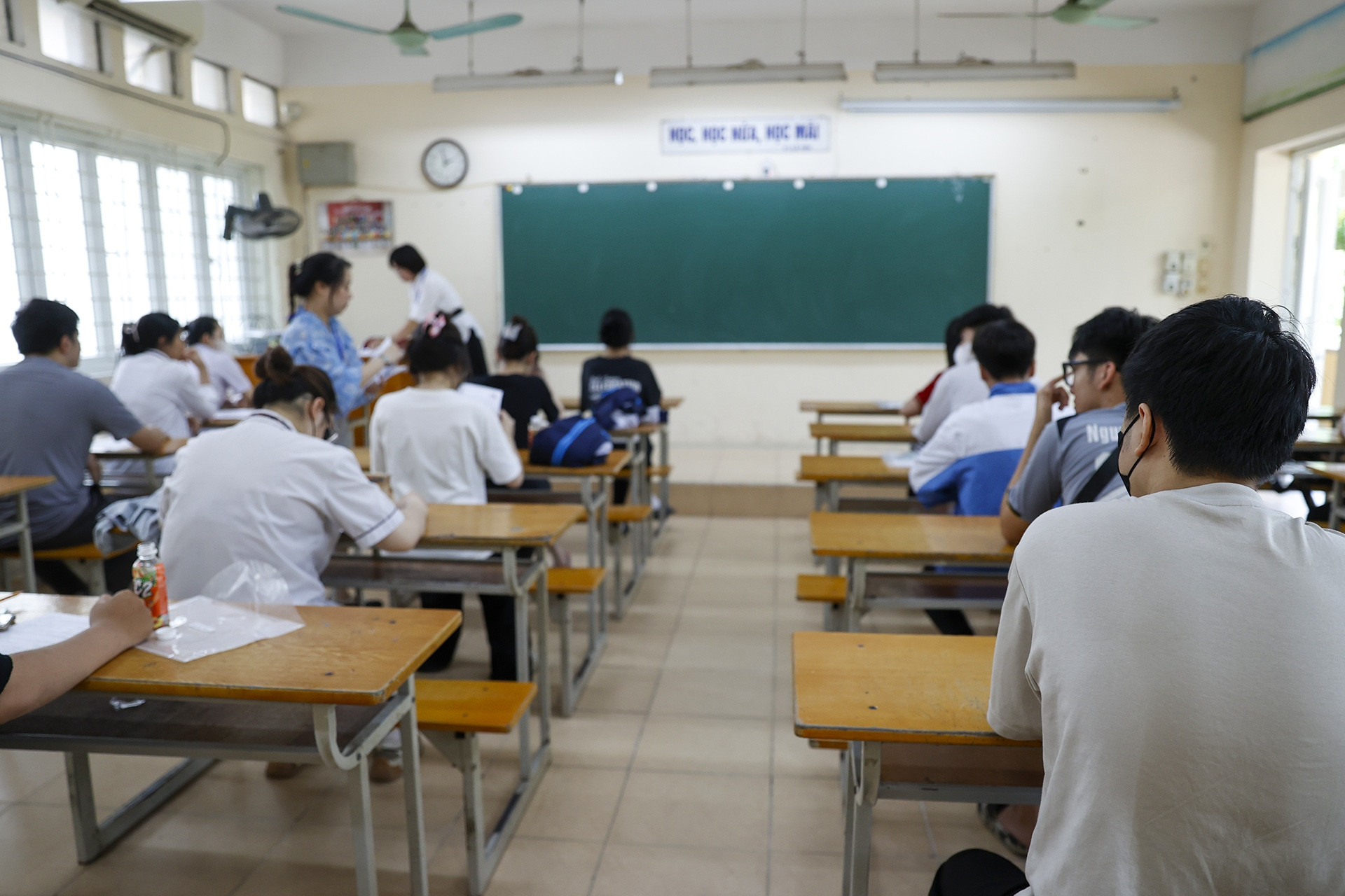 Loạt thí sinh có tổng điểm xét tuyển rất cao nhưng lại trượt tốt nghiệp năm 2025