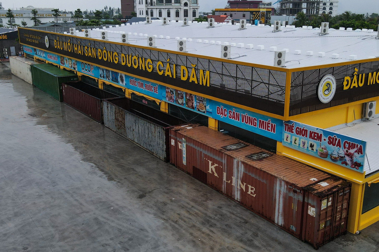 Ông chủ nhà hàng chi 54 triệu đồng/ngày thuê container chắn cửa, chống bão số 3 Wipha