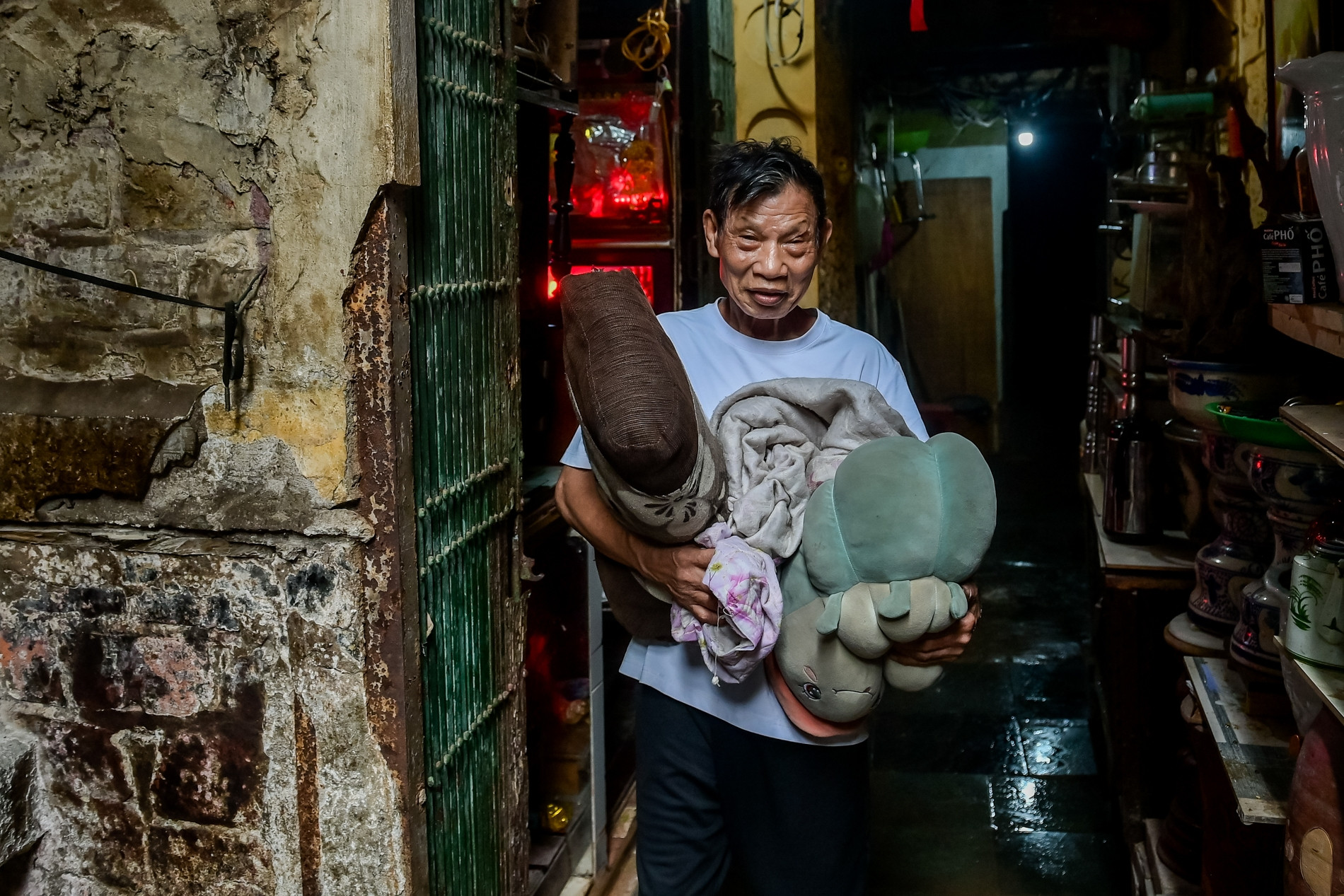 Nghìn dân Ninh Bình, Hải Phòng gấp rút di dời khỏi chung cư xuống cấp trước bão số 3