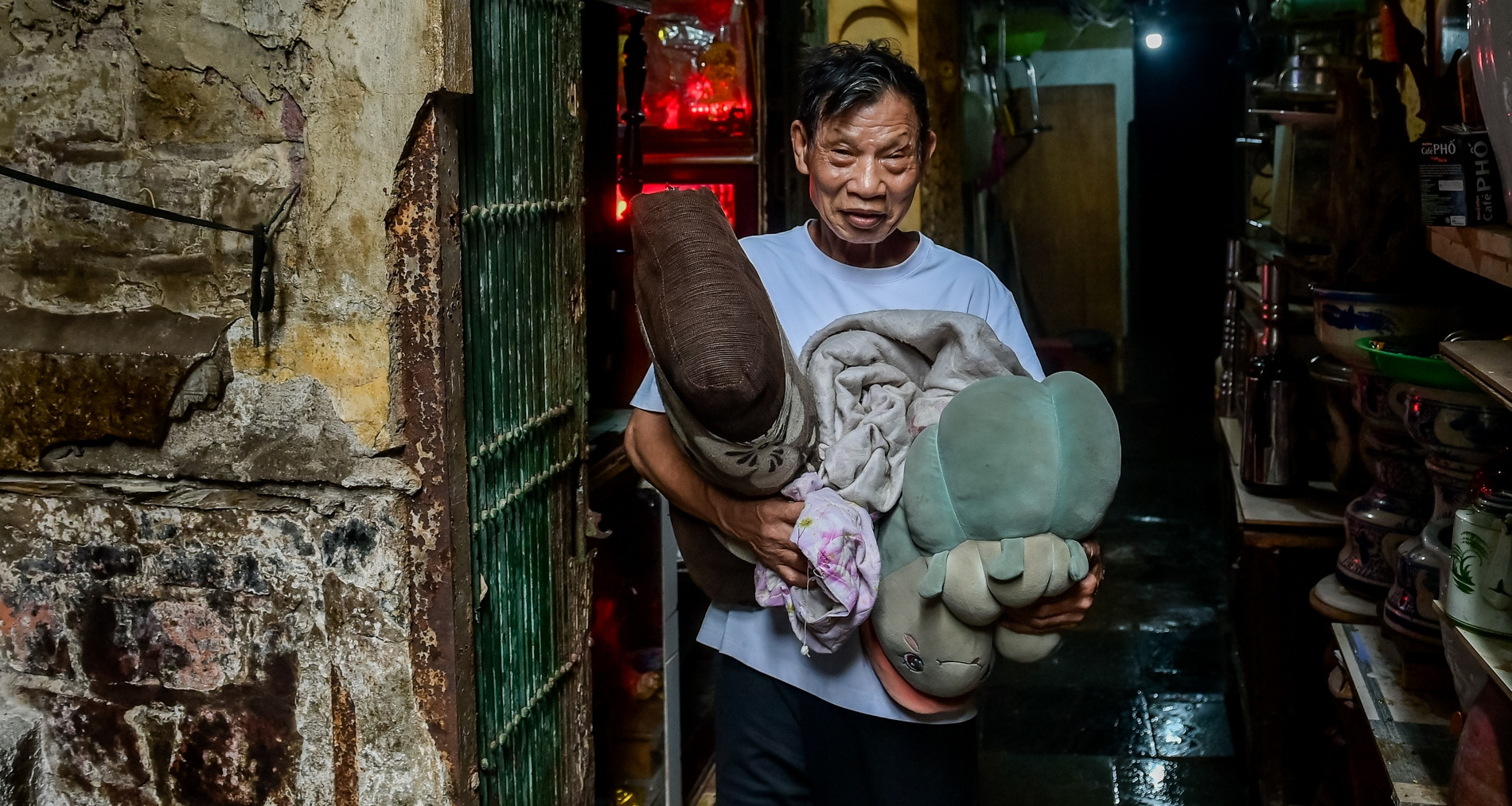 Nghìn dân Ninh Bình, Hải Phòng gấp rút di dời khỏi chung cư xuống cấp trước bão số 3