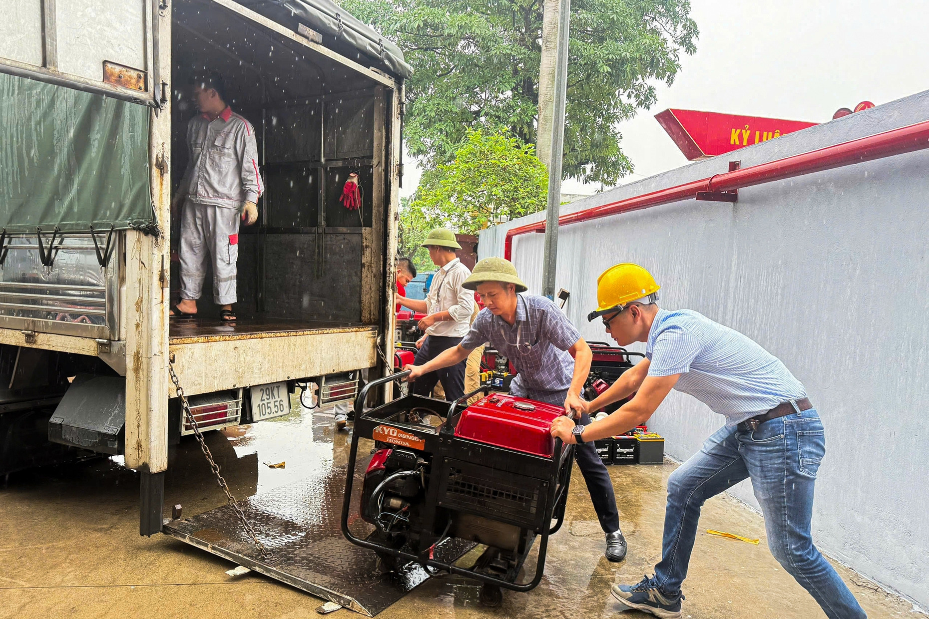 Nhà mạng cấp tập điều xe phát sóng, máy nổ và nhân lực trước bão số 3