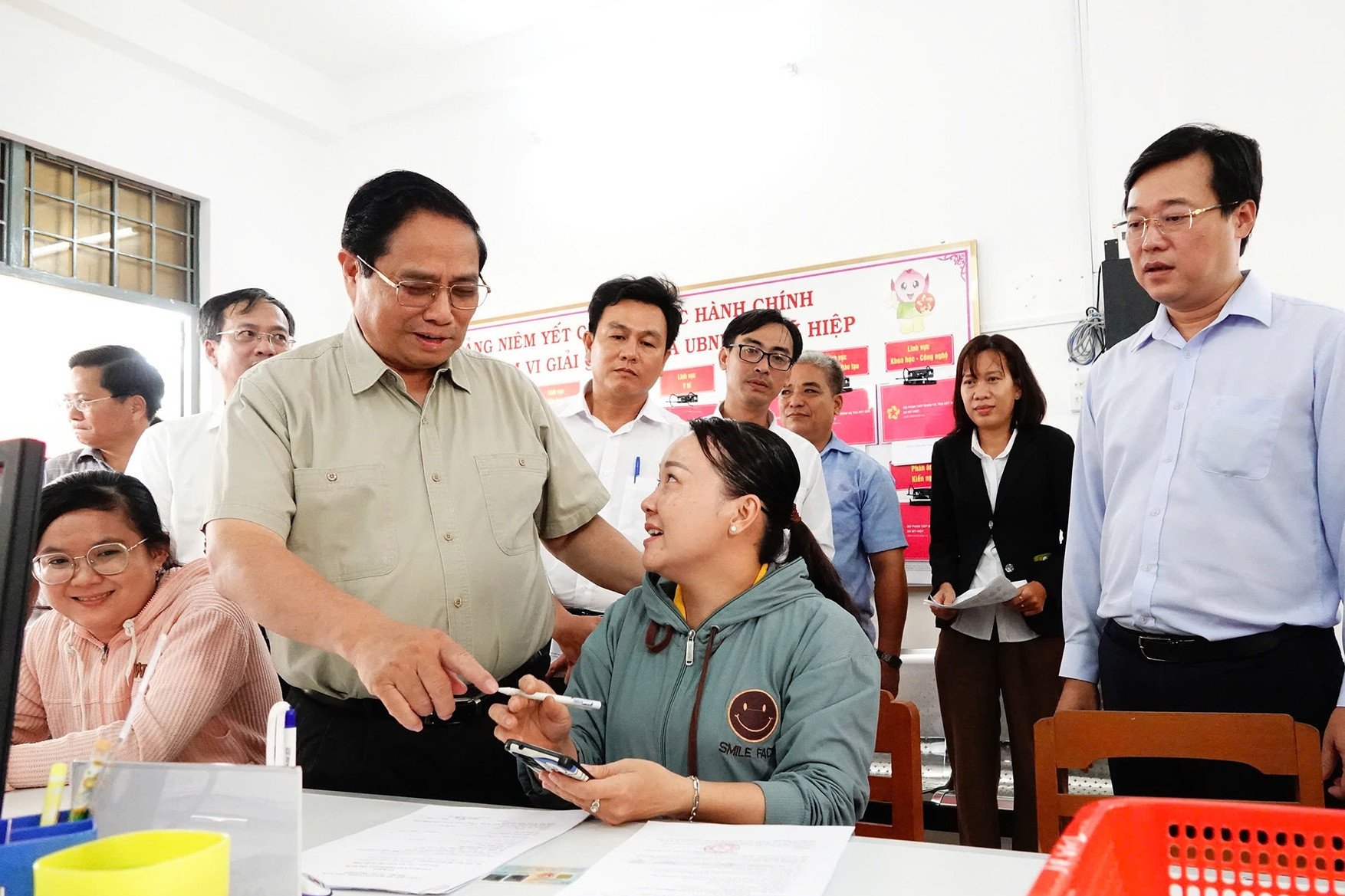 Thủ tướng: Tuyệt đối tránh tình trạng cán bộ hách dịch, người dân phải ‘nhờ vả’