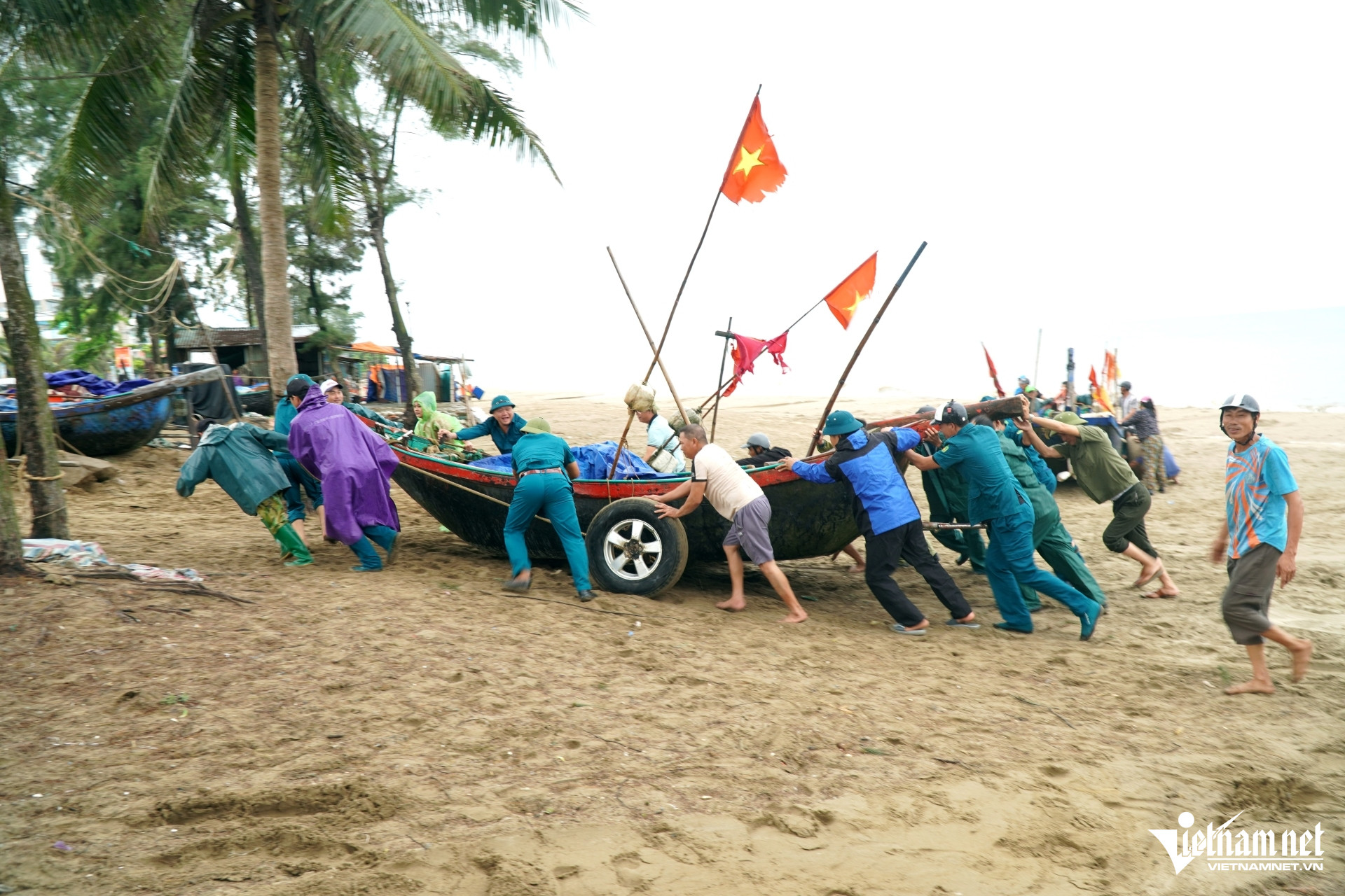 W-a1Ngư dân ở Thanh Hóa hối hả kéo thuyền.JPG.jpg