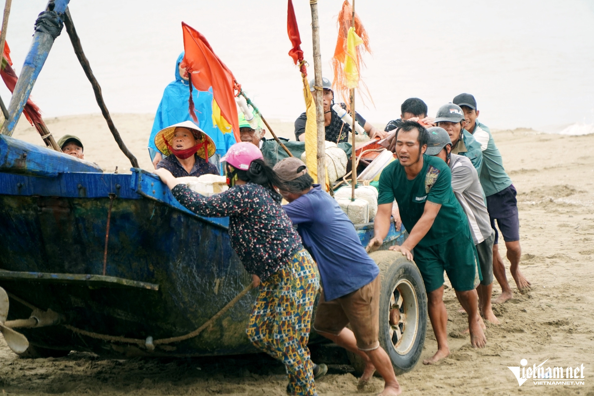 W-a2Ngư dân ở Thanh Hóa hối hả kéo thuyền.JPG.jpg