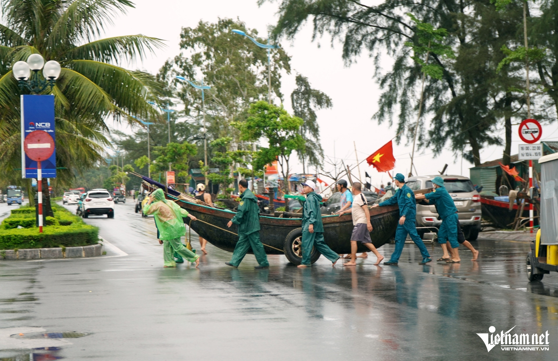 W-a3Ngư dân ở Thanh Hóa hối hả kéo thuyền.JPG.jpg