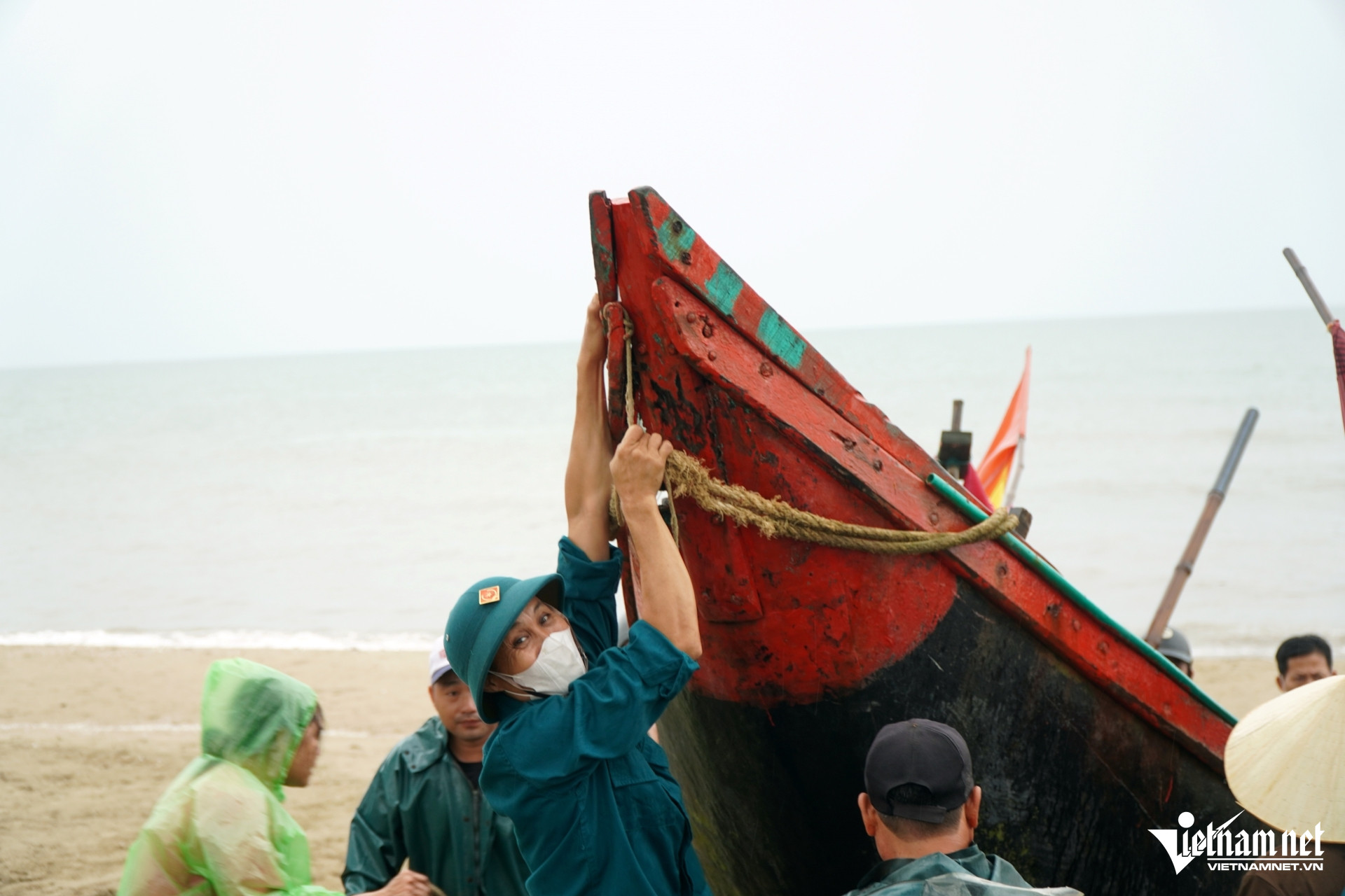 W-a4Ngư dân ở Thanh Hóa hối hả kéo thuyền.JPG.jpg