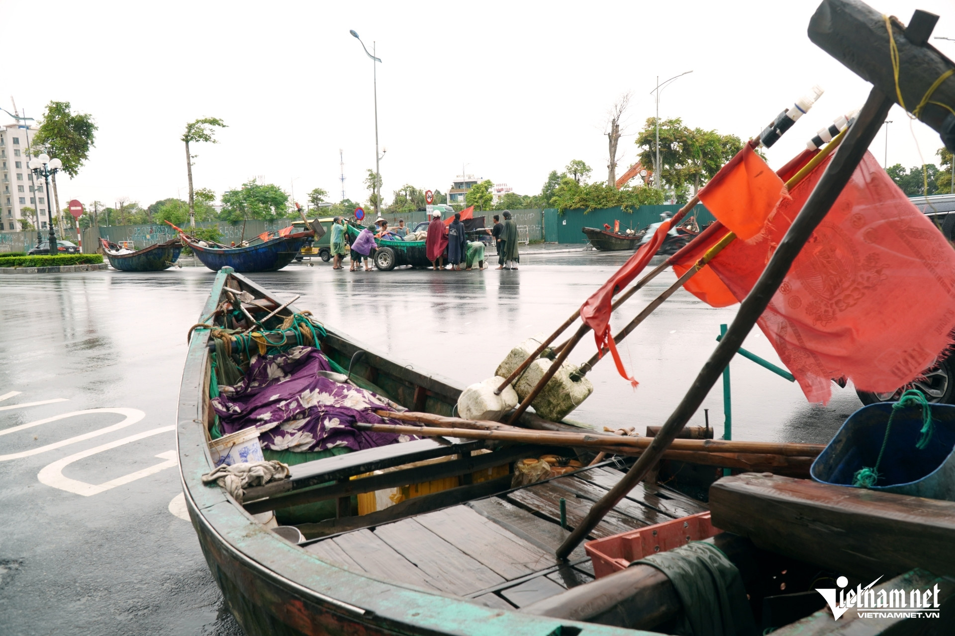 W-a5Ngư dân ở Thanh Hóa hối hả kéo thuyền.JPG.jpg