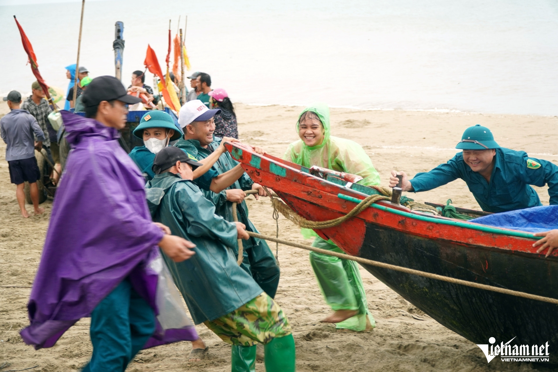 W-a6Ngư dân ở Thanh Hóa hối hả kéo thuyền.JPG.jpg