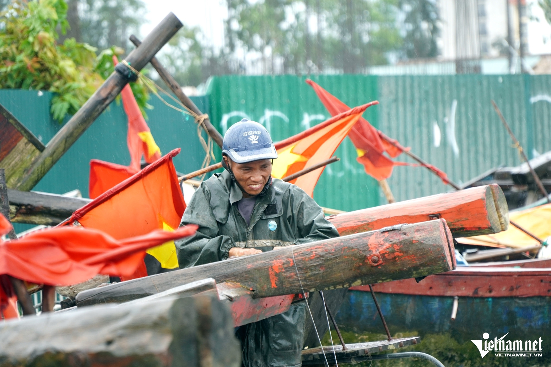 W-a7Ngư dân ở Thanh Hóa hối hả kéo thuyền.JPG.jpg