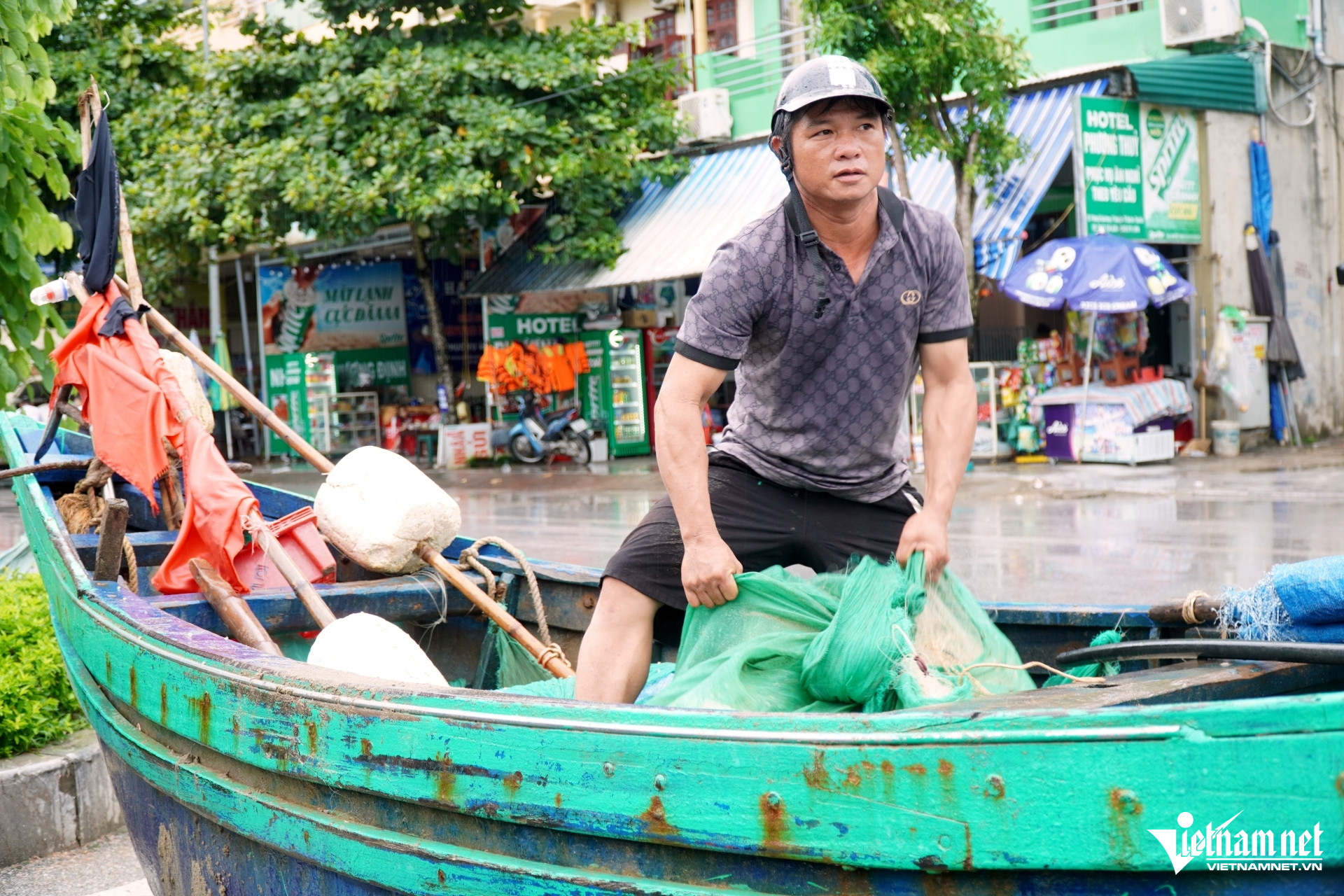 W-a8Ngư dân ở Thanh Hóa hối hả kéo thuyền.JPG.jpg