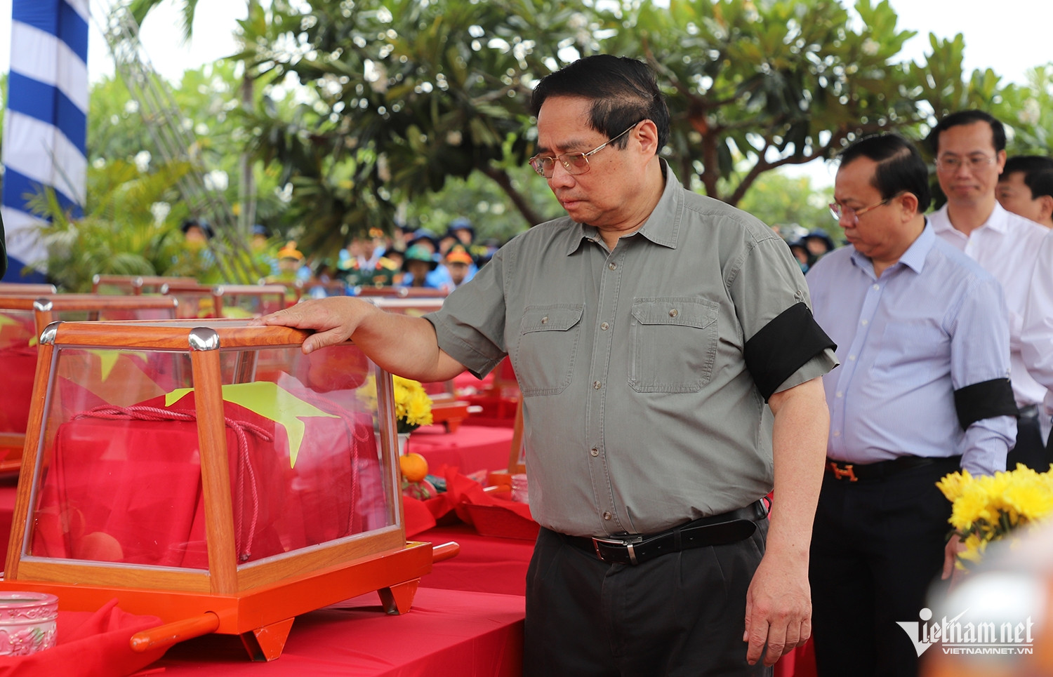 W-Thủ tướng viếng nghĩa trang 03.JPG.jpg