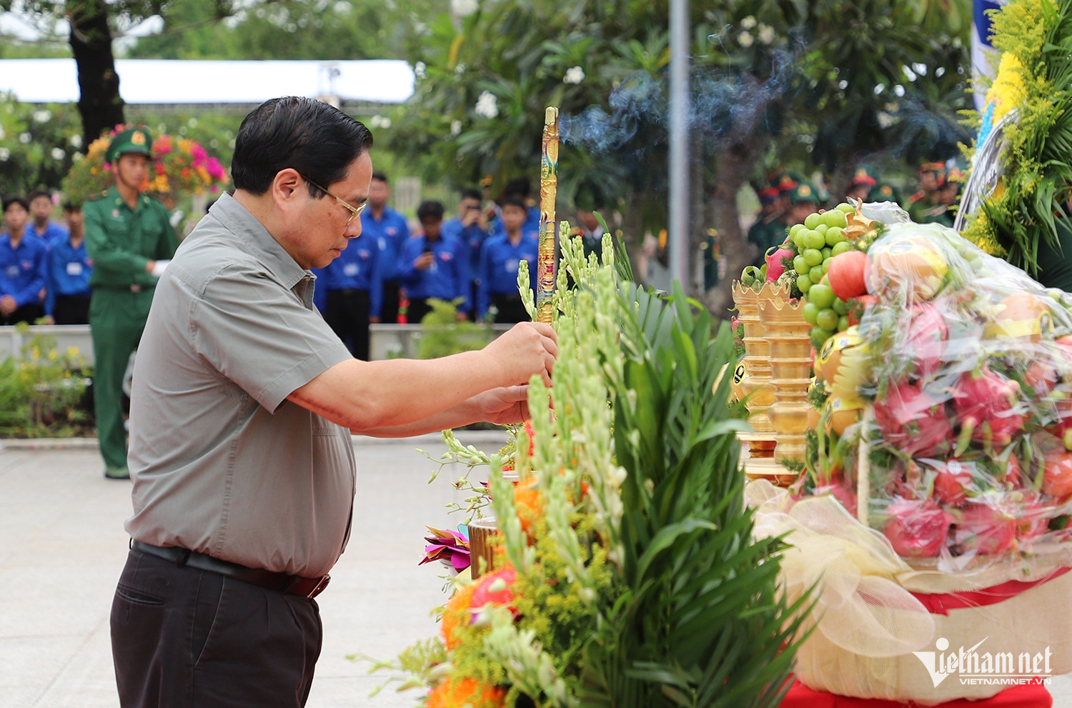W-Thủ tướng viếng nghĩa trang 1.JPG.jpg