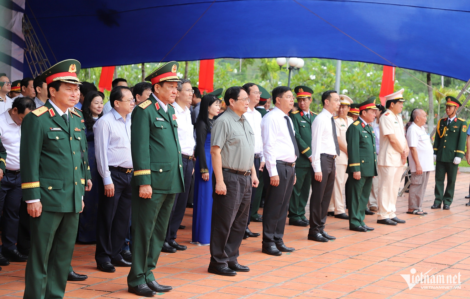 W-thủ tướng viếng nghĩa trang.JPG.jpg