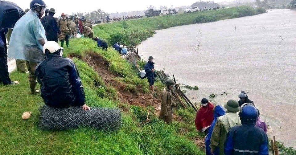 a1Mái đê ở Thanh Hóa bị sạt trượt 60m.jpg