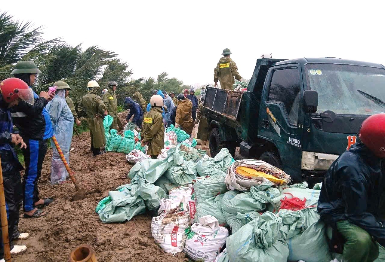 a3Mái đê ở Thanh Hóa bị sạt trượt 60m.jpg