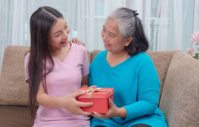 Đi du lịch cùng mẹ chồng cũ, người phụ nữ nghẹn lời nghe chồng mới nói 2 câu