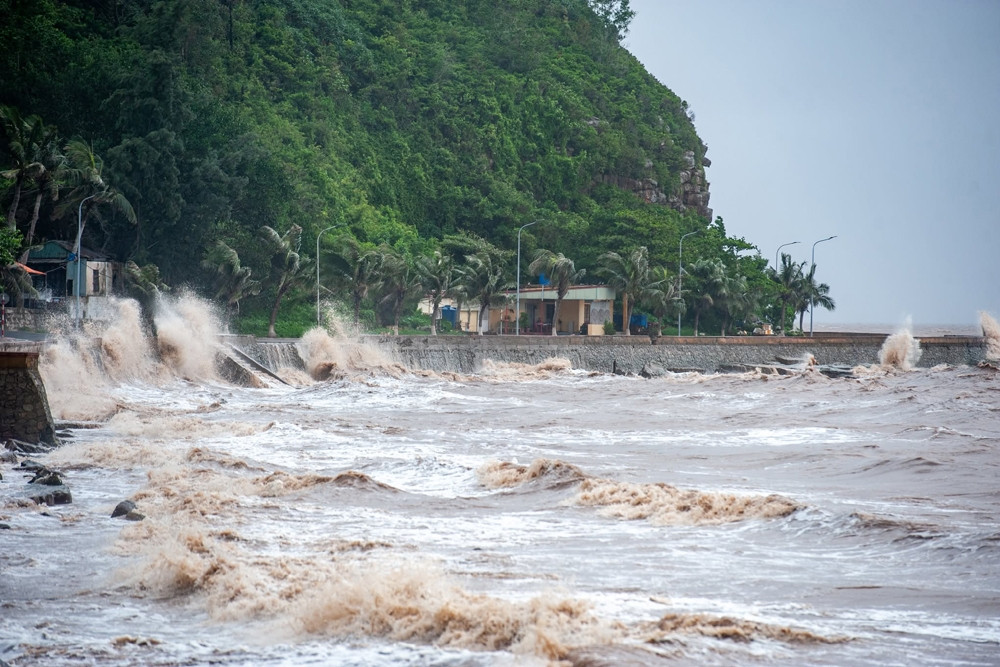 Bão số 3 Wipha đã vào ven bờ Hải Phòng - Ninh Bình, nhiều nơi mưa lớn