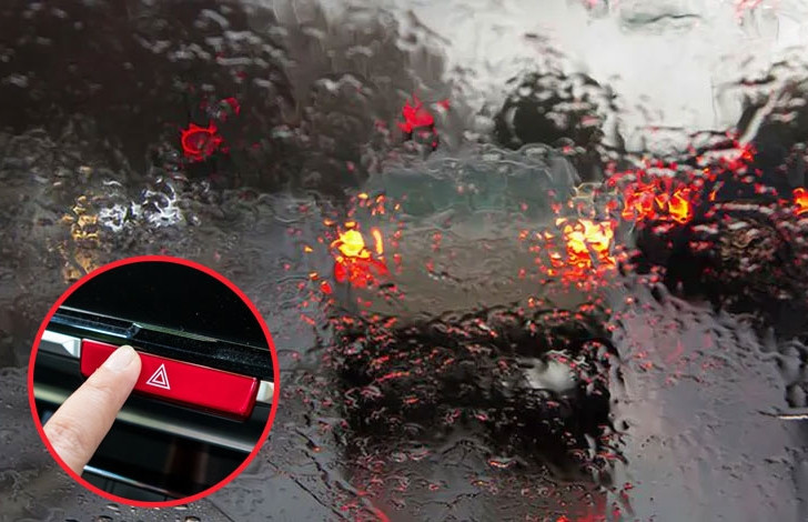 Bật đèn khẩn cấp khi lái xe dưới trời mưa bão: An toàn hơn hay nguy hiểm hơn?