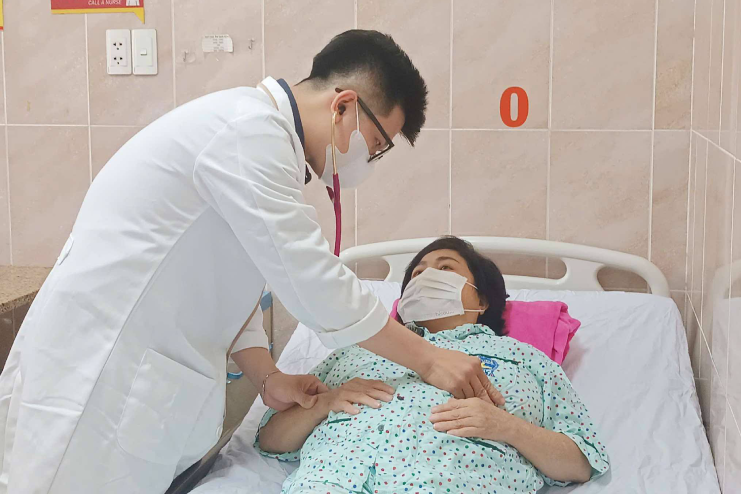 Ca mổ đặc biệt, con gái hiến thận cứu mẹ