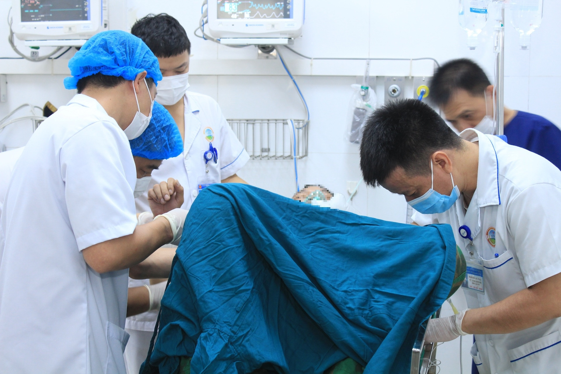 Cấp cứu nạn nhân vụ đứt cầu treo Điện Biên, có ca sốc đa chấn thương, nguy kịch