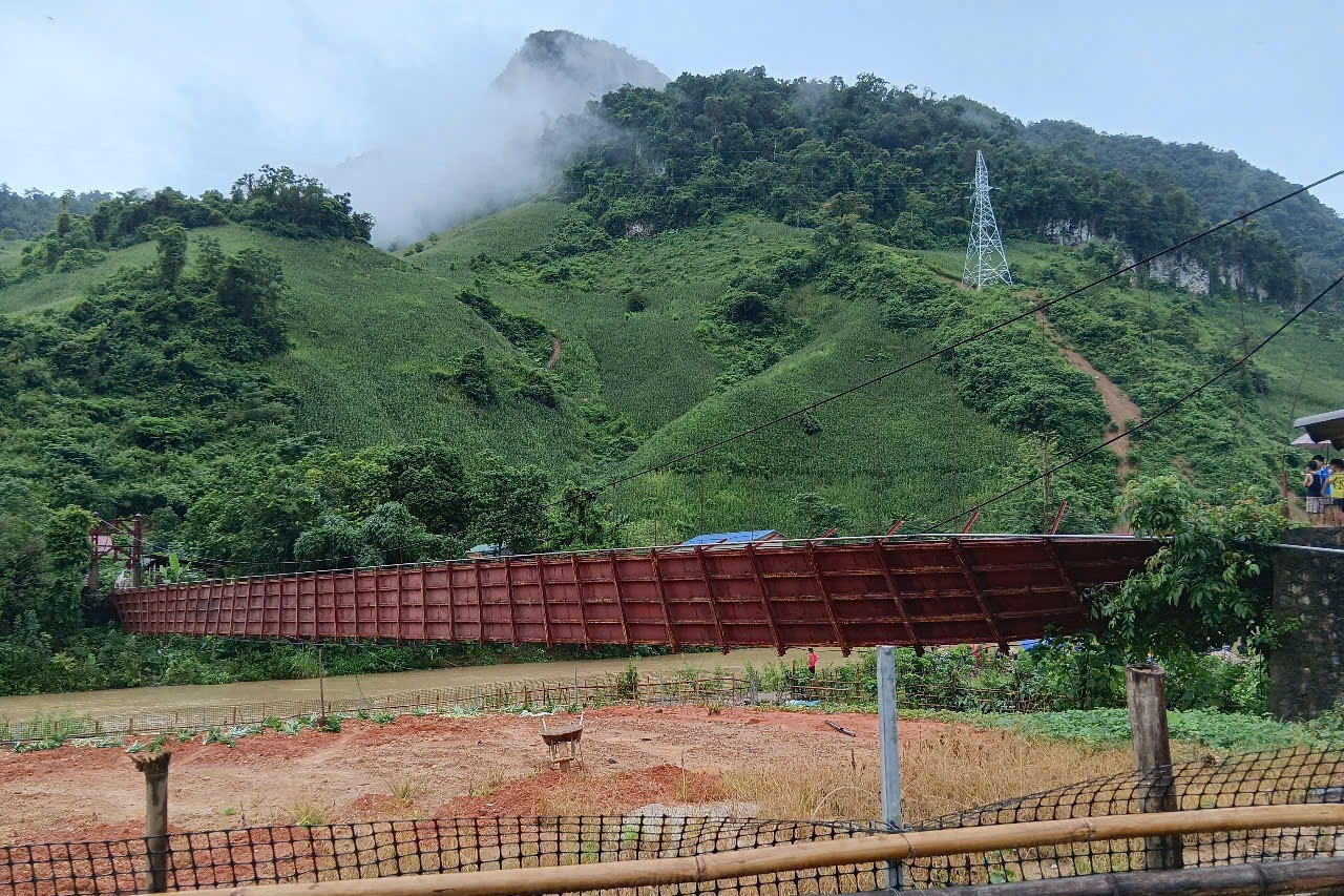 Cầu treo đứt cáp, ô tô chở 3 người rơi thẳng xuống sông