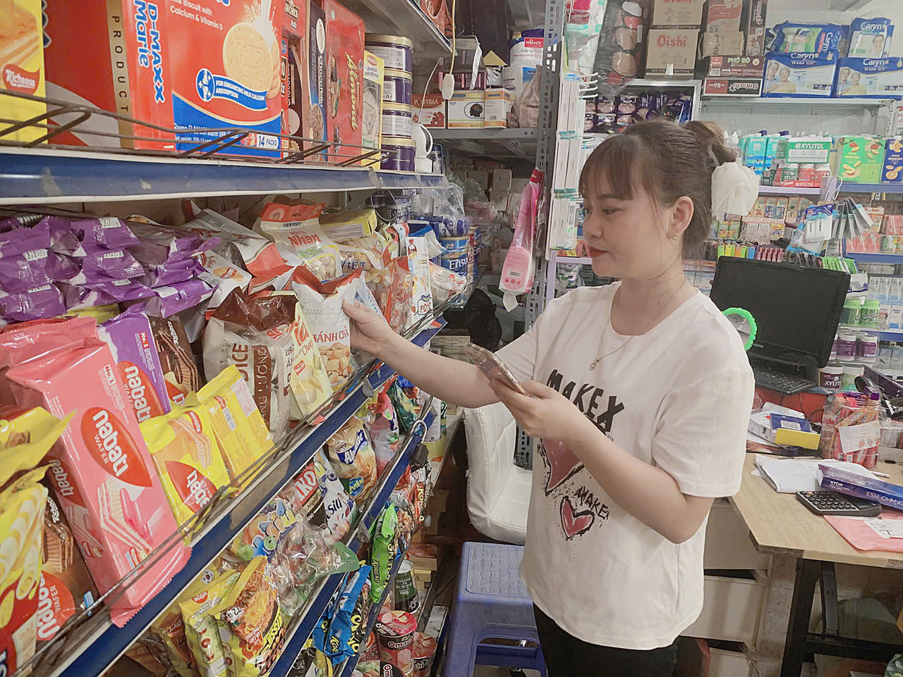 Chị Trần Thị Hiền chủ một cửa hàng tạp hóa tại Thanh Xuân đang sử dụng VNPT HKD theo dõi doanh thu kiểm soát hàng tồn kho tại cửa hàng (1).jpg