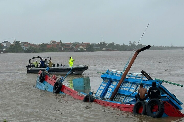 Chìm tàu cá khi tránh trú bão số 3 Wipha, 4 thuyền viên được cứu sống