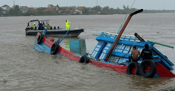 Chìm tàu cá khi tránh trú bão số 3 Wipha, 4 thuyền viên được cứu sống