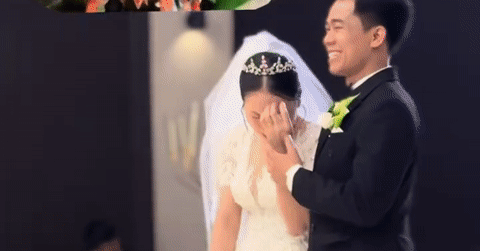 Cô dâu Việt òa khóc trong đám cưới ở Hàn Quốc v...