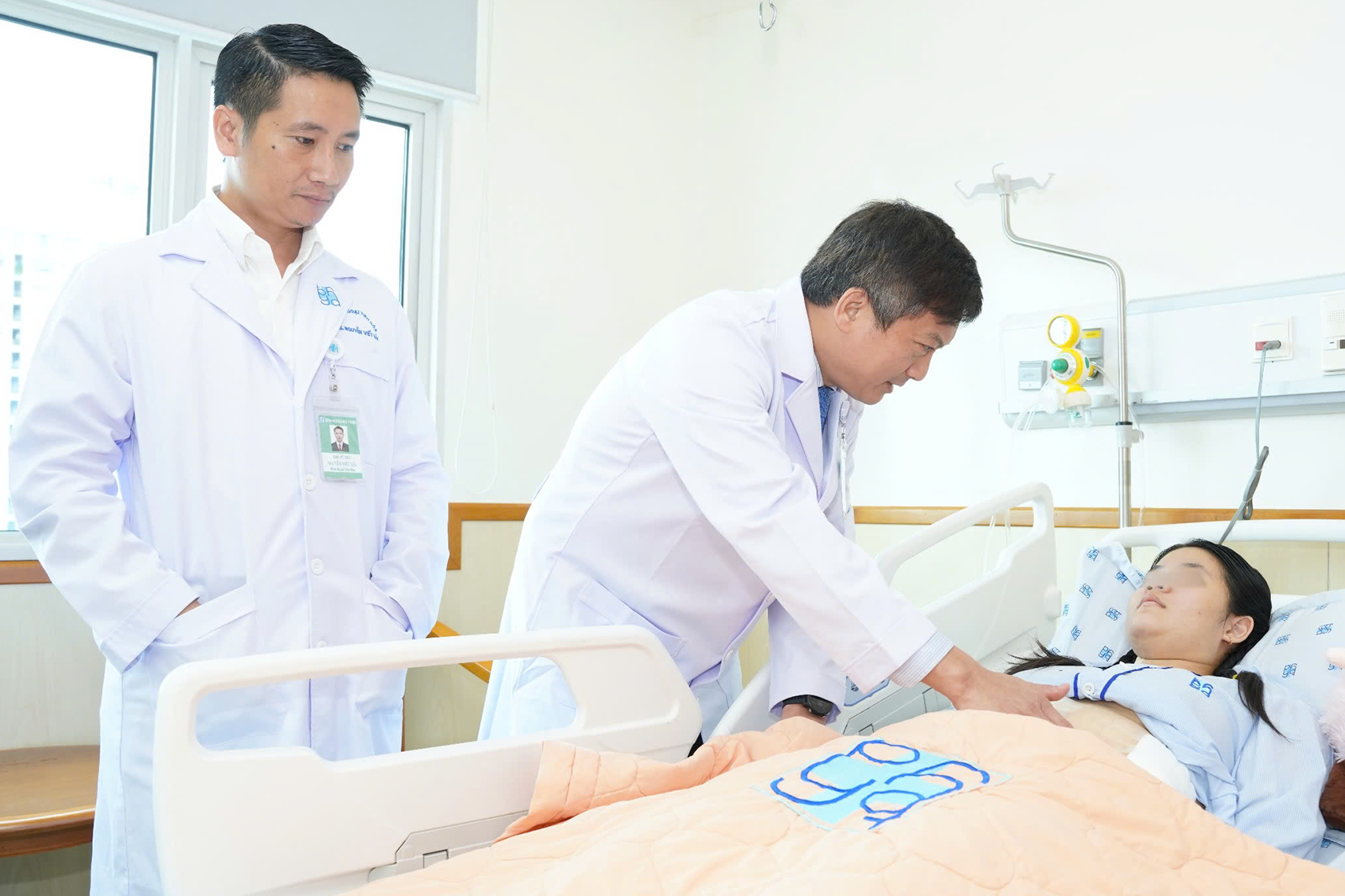 Cô gái 18 tuổi phát hiện ung thư dạ dày di căn xa sau loạt triệu chứng