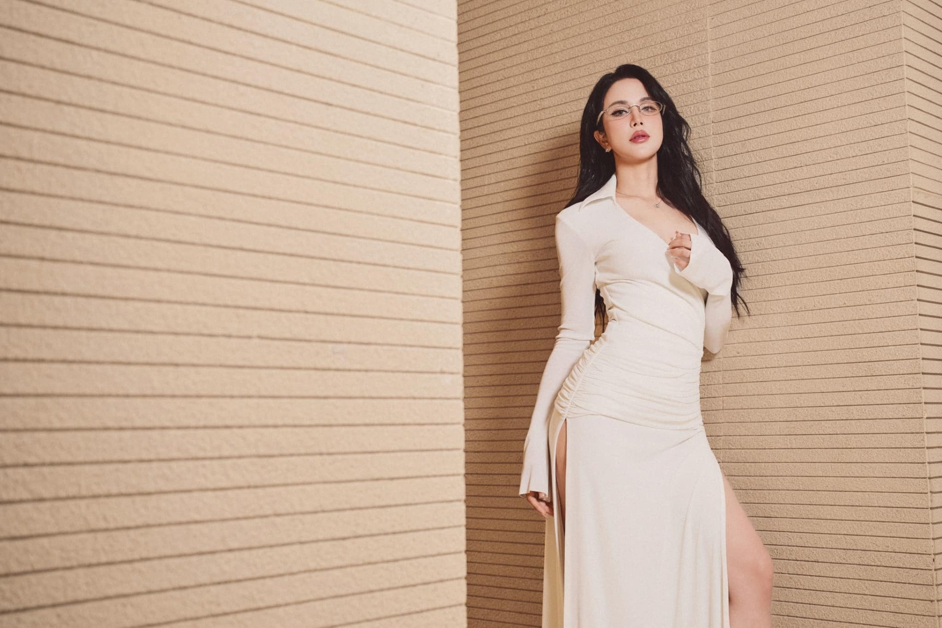 Diệp Lâm Anh sexy nghẹt thở, MC Thảo Vân chia sẻ xúc động về con trai