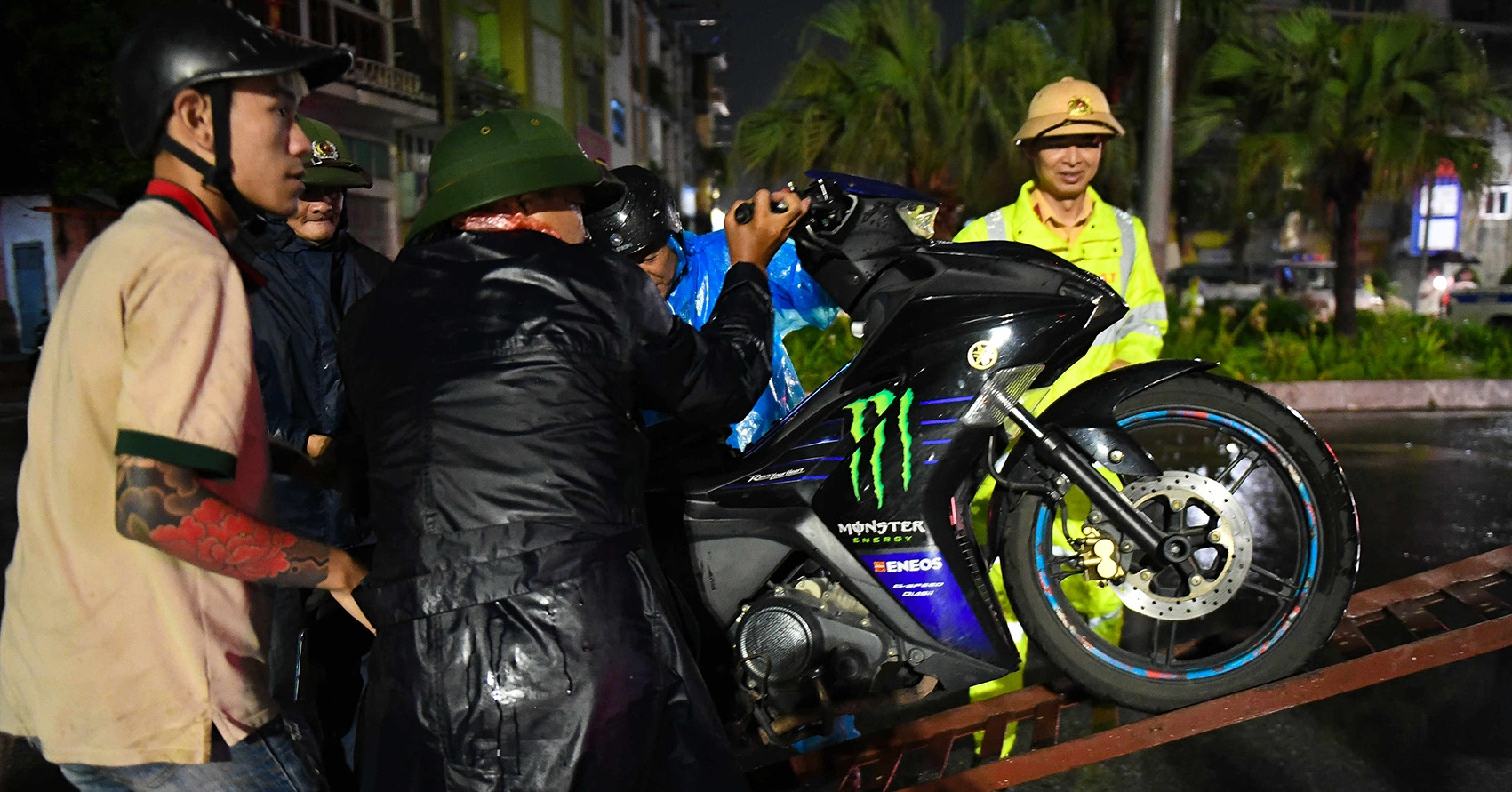 Dùng xe tải chở người và xe máy qua cầu Bãi Cháy sau lệnh cấm