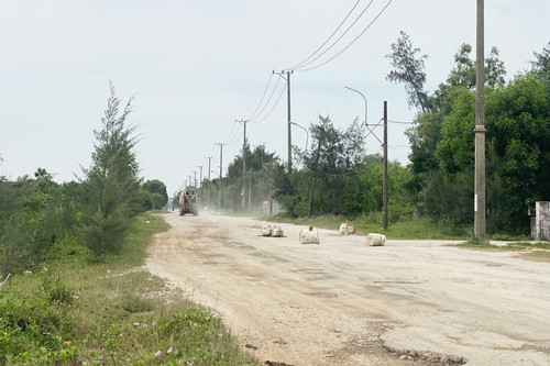 Đường xuống cấp, dân mang gốc cây, thùng xốp ngăn xe phóng nhanh, vượt ẩu