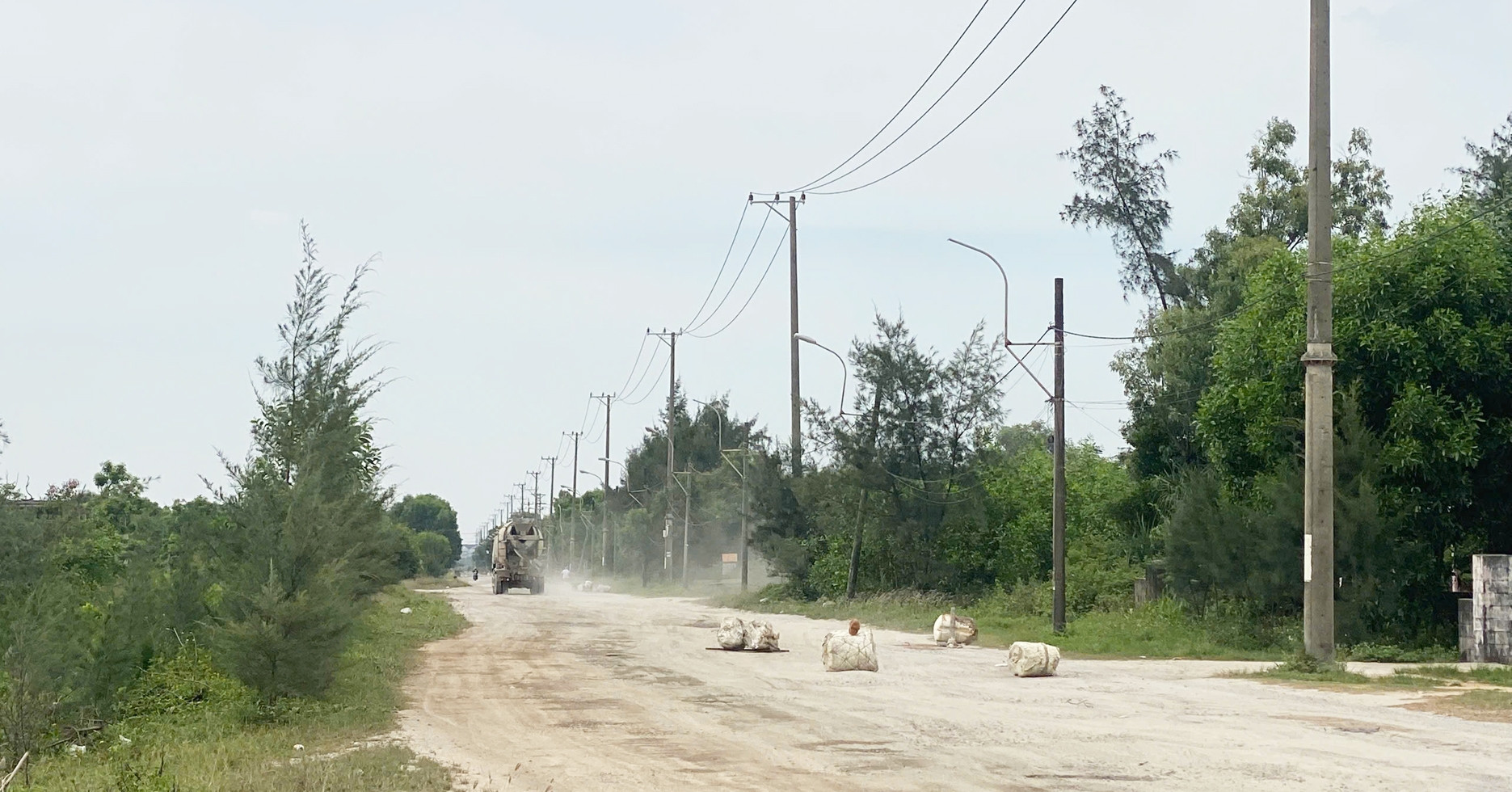 Đường xuống cấp, dân mang gốc cây, thùng xốp ngăn xe phóng nhanh, vượt ẩu