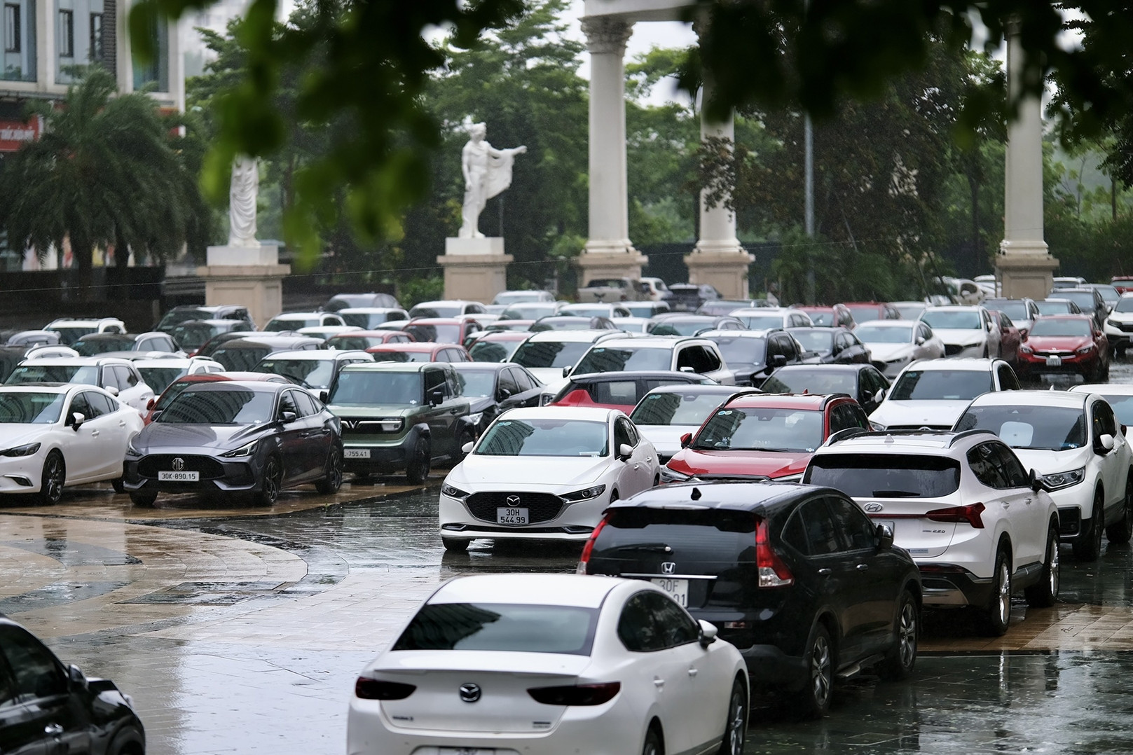 Hàng trăm chiếc ô tô đỗ kiểu kỳ lạ để phòng gió bão ở Hà Nội