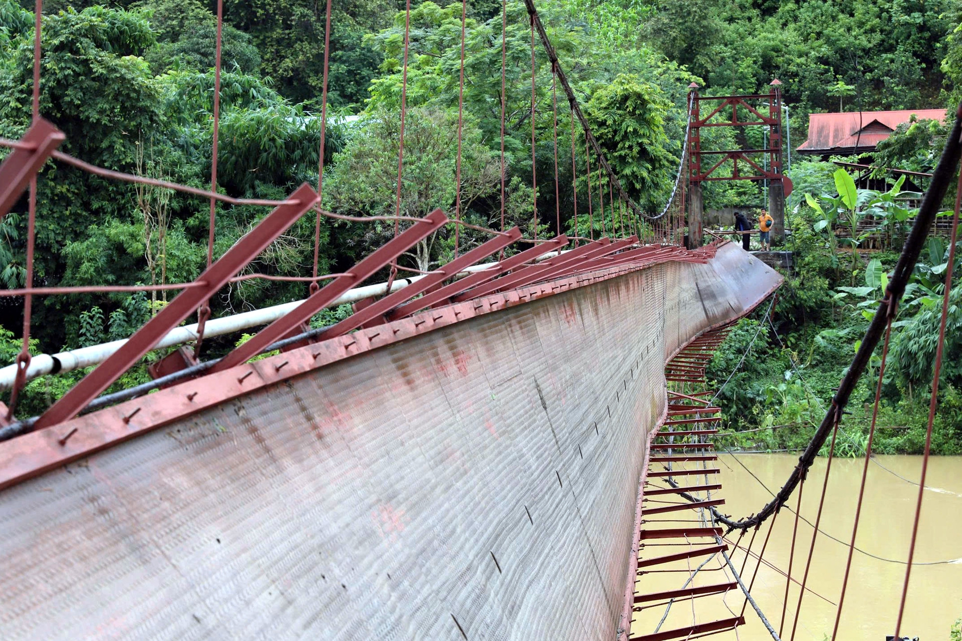 Hiện trường cầu đứt cáp, ô tô chở Trưởng phòng Kinh tế rơi sông