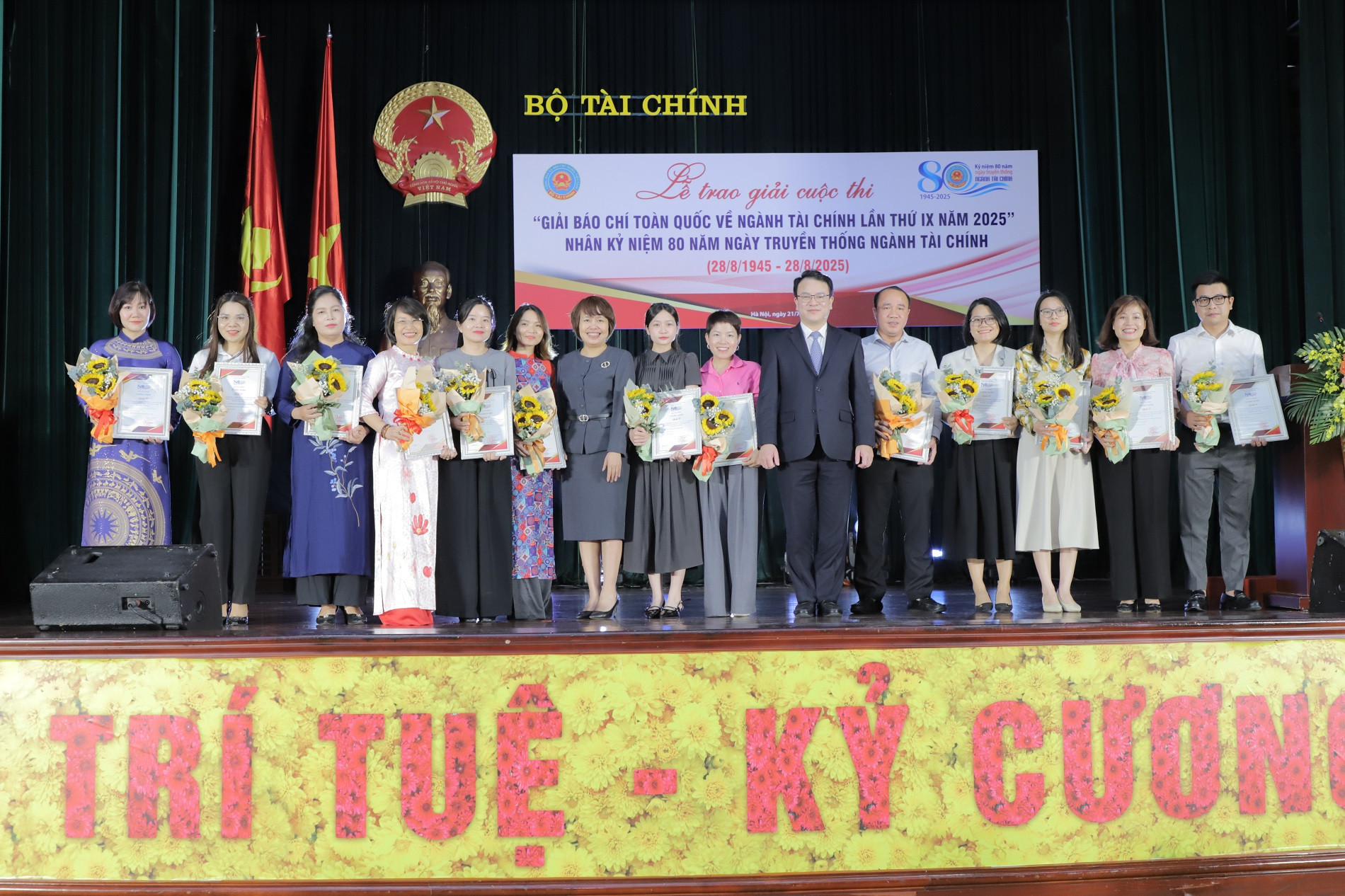 Lế trao giải BTC.jpg