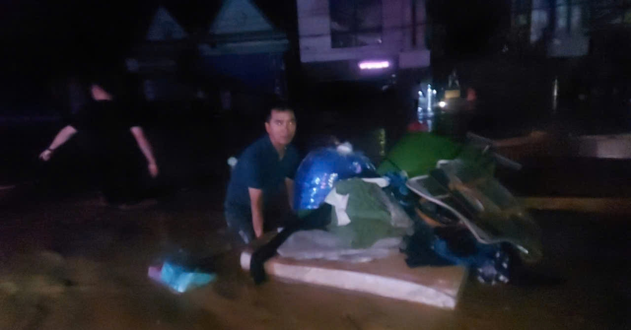 Lũ ngập đến mái, người dân hốt hoảng bỏ nhà chạy trong mưa lớn