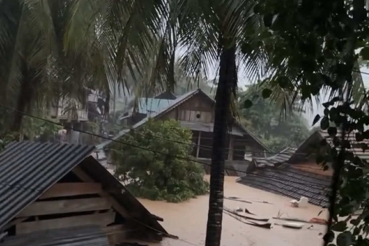 Lũ ngập đến mái, người dân hốt hoảng bỏ nhà chạy trong mưa lớn